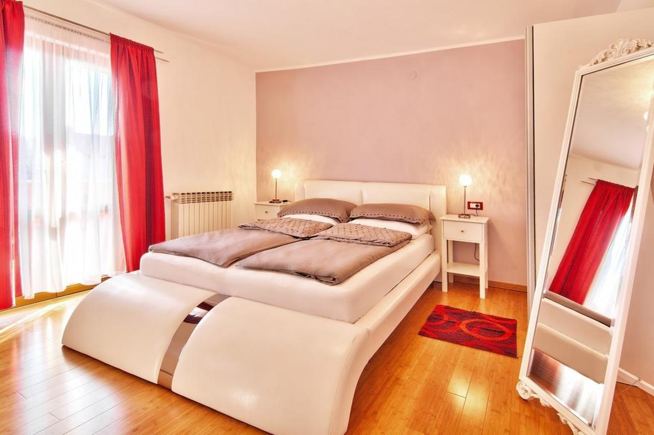 Apartments Cvek 로비니 외부 사진