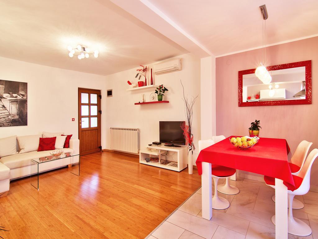 Apartments Cvek 로비니 외부 사진