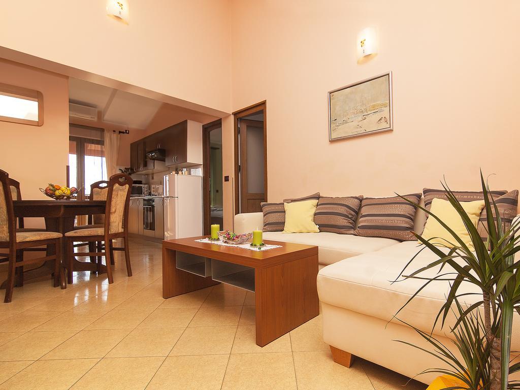 Apartments Cvek 로비니 외부 사진