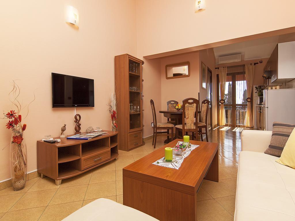 Apartments Cvek 로비니 외부 사진