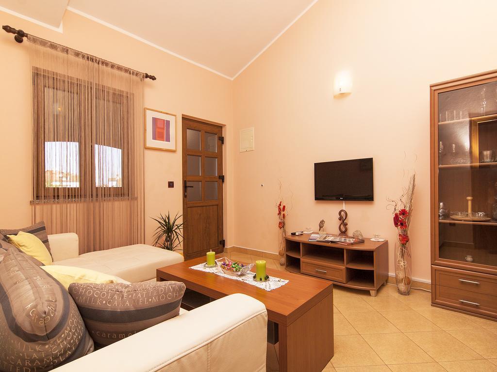 Apartments Cvek 로비니 외부 사진