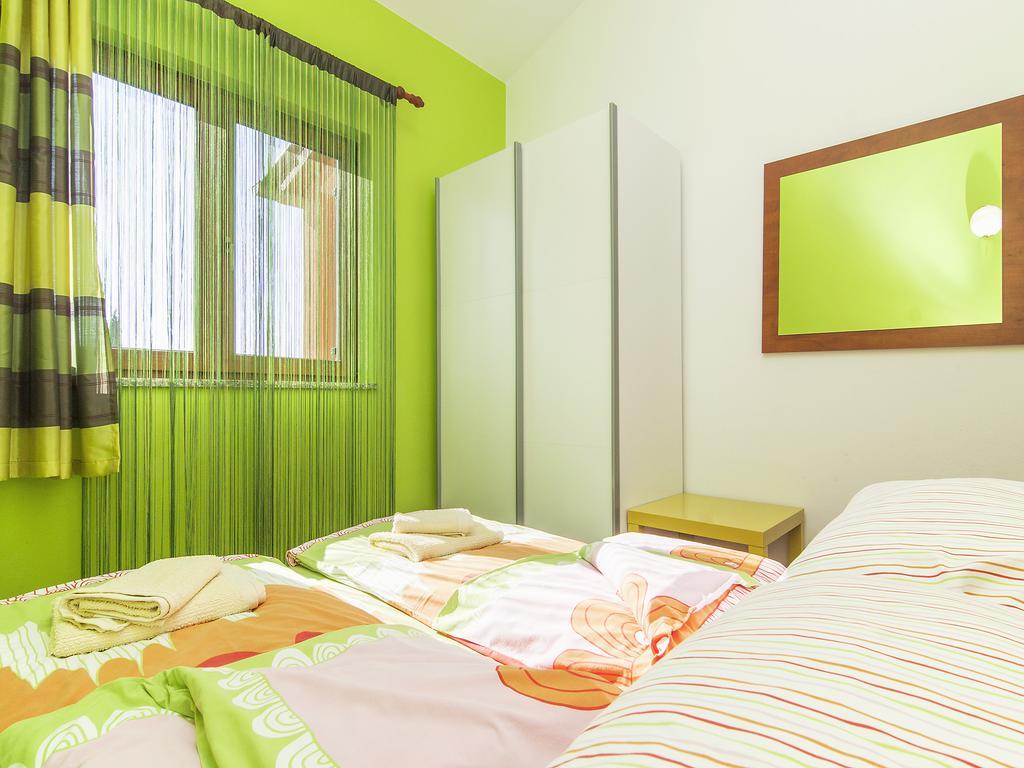 Apartments Cvek 로비니 객실 사진
