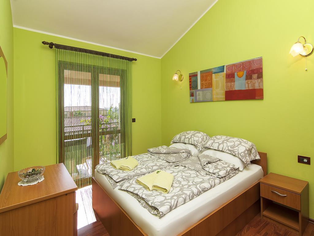 Apartments Cvek 로비니 객실 사진