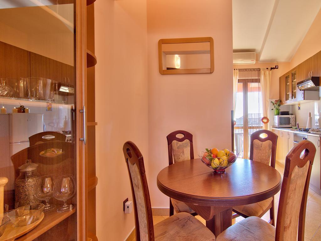 Apartments Cvek 로비니 객실 사진