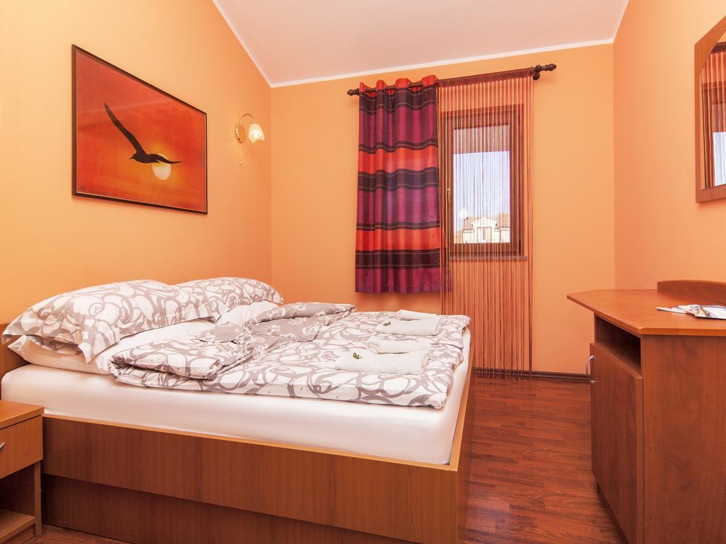 Apartments Cvek 로비니 객실 사진
