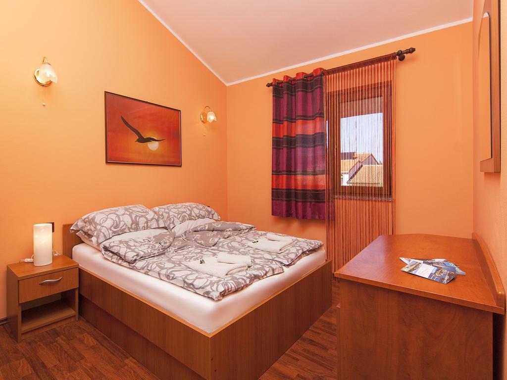 Apartments Cvek 로비니 객실 사진