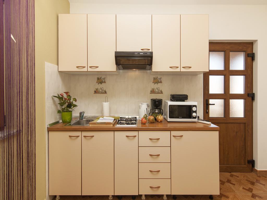 Apartments Cvek 로비니 객실 사진